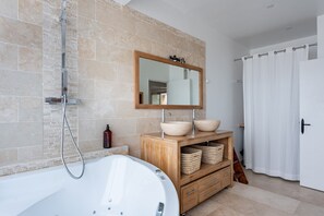 Amenidades de baño gratuitas, secadora de cabello, toallas 