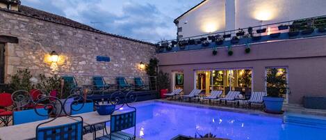 Een buitenzwembad en een verwarmd zwembad