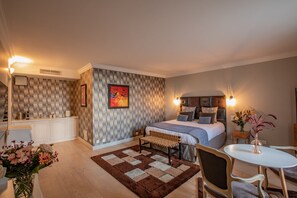 6 bedrooms, in-room safe, desk, iron/ironing board