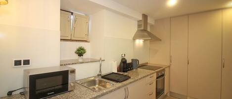 Fridge, microwave, oven, coffee/tea maker