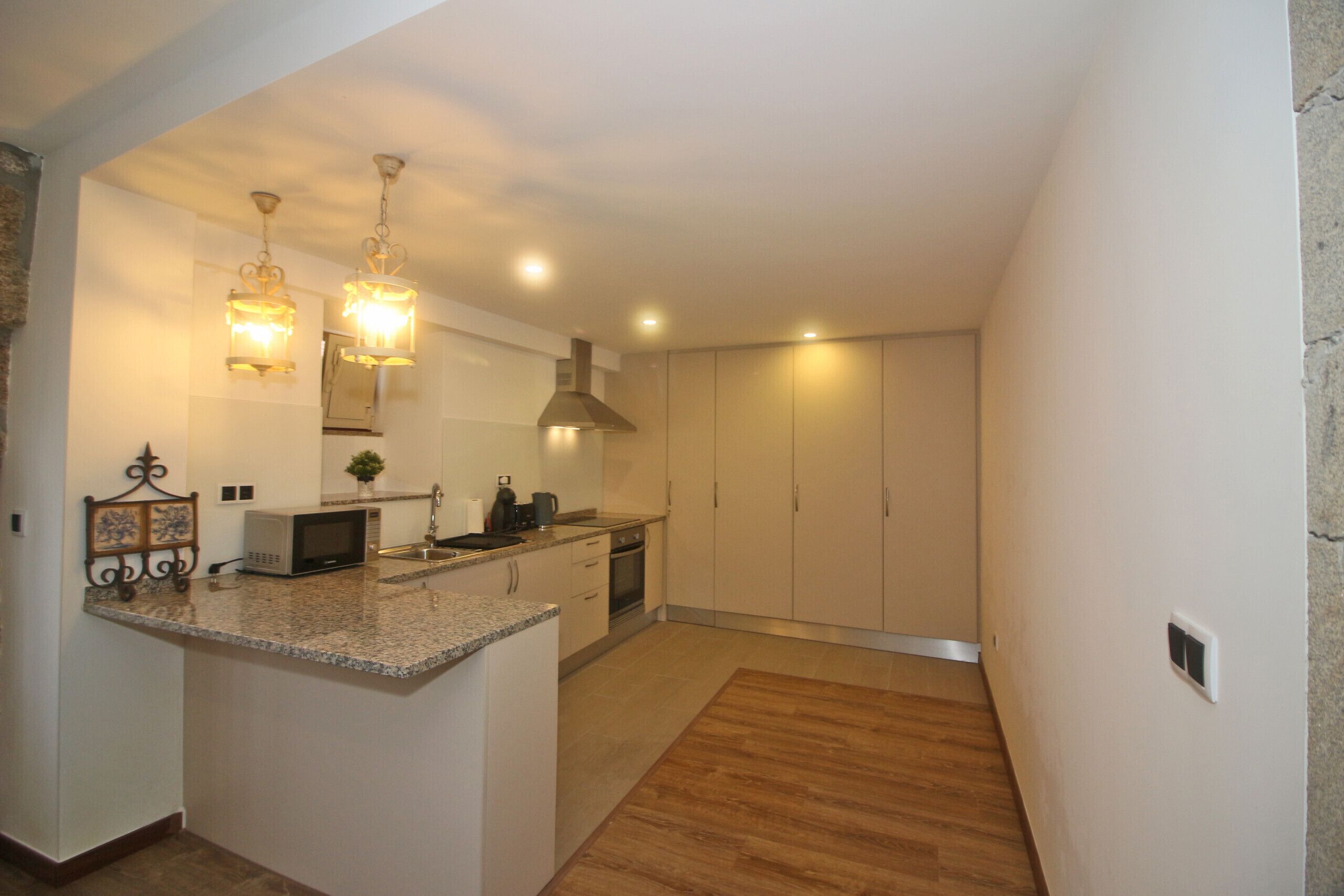 Refrigerador, microondas, horno y cafetera y tetera 