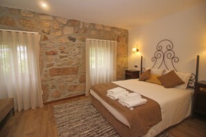 2 bedrooms, free WiFi, bed sheets - rural house in Geres for 4 people with fireplace (Gerês)