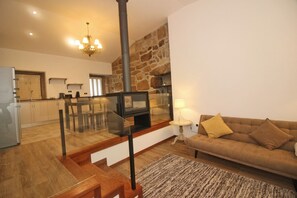 TV, fireplace - rural house in Geres for 4 people with fireplace (Gerês)