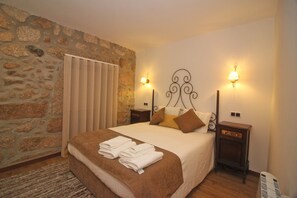 2 bedrooms, free WiFi, bed sheets - rural house in Geres for 4 people with fireplace (Gerês)