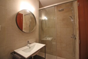 Shower, towels - rural house in Geres for 4 people with fireplace (Gerês)