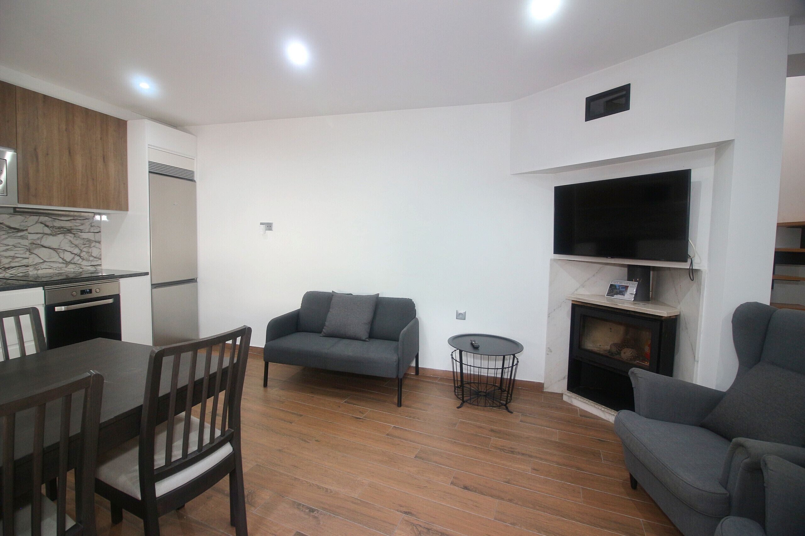 TV, fireplace