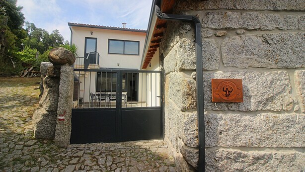 Exterior detail - House in Gerês with fireplace (Gerês)