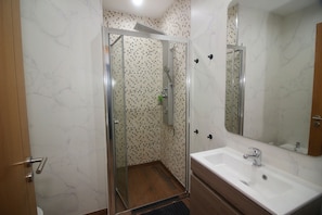 Douche, séchoir à cheveux, serviettes fournies