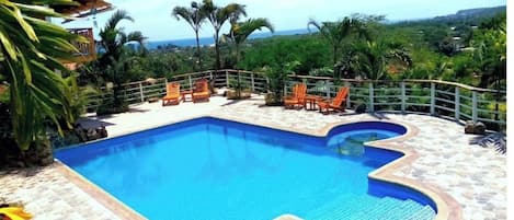 Una piscina al aire libre