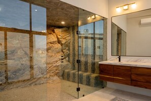 Badewanne, Handtücher, Toilettenpapier