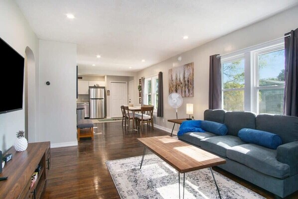 Televisión y oficina 