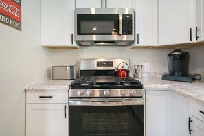 冰箱、微波炉、烤箱、炉灶