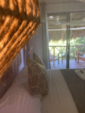 全景双人房, 阳台, 花园景观 | 特色装修、特色家居、办公桌、遮光窗帘