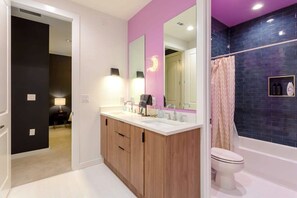 Bathtub, hair dryer, towels - Massive 10BR Compound—6 Min to Downtown Austin (Austin)