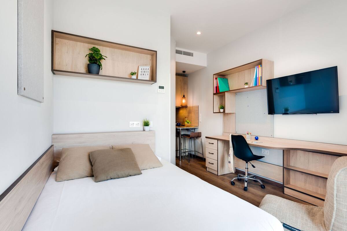Down comforters, desk, laptop workspace, WiFi (free)