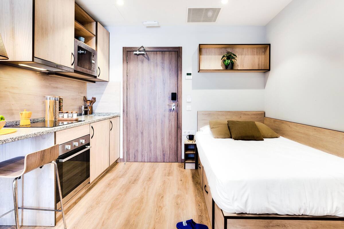 Down comforters, desk, laptop workspace, WiFi (free)