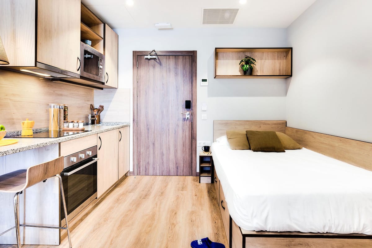 Down duvets, desk, laptop workspace, free WiFi