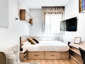 Standard Studio | Down comforters, desk, laptop workspace, free WiFi - Livensa Living Studios San Sebastián  (San Sebastián)