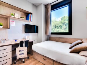 Studio Standard | Duntäcken, skrivbord, arbetsyta för laptop och gratis wi-fi