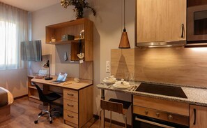 Standard Studio | Private kitchen | Mini-fridge, microwave, stovetop, dishwasher - Livensa Living Studios San Sebastián (San Sebastián)
