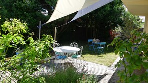 Outdoor dining - Rez de Maison Avec Jardin Arboré Privatif à 1 km de la Plage (La Baule-Escoublac)