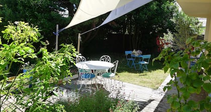 Rez de Maison Avec Jardin Arboré Privatif à 1 km de la Plage