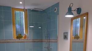 A bathroom with a glass-enclosed shower, a wooden vanity with a sink, and a small wooden stool. - Rez de Maison Avec Jardin Arboré Privatif à 1 km de la Plage (La Baule-Escoublac)