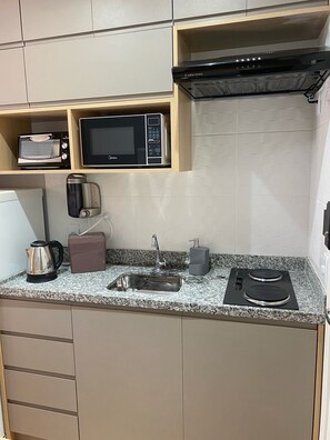Kühlschrank, Mikrowelle, Ofen, Herdplatte