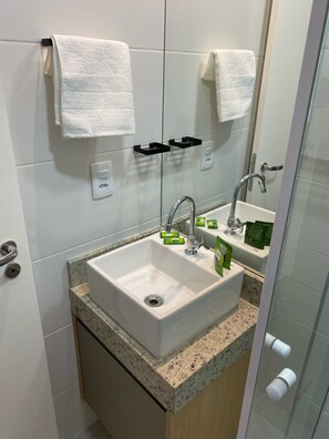 Dusche, Haartrockner, Bidet, Handtücher
