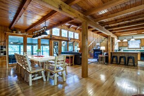 Dining - Quietside Cabin: Sunroom, Fire Pit, Theater Den, & Stunning Views (Walland)