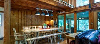 Quietside Cabin: Sunroom, Fire Pit, Theater Den, & Stunning Views