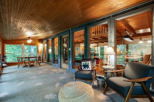 Quietside Cabin: Sunroom, Fire Pit, Theater Den, & Stunning Views