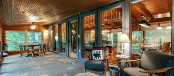 Quietside Cabin: Sunroom, Fire Pit, Theater Den, & Stunning Views