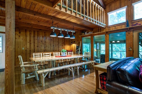 Quietside Cabin: Sunroom, Fire Pit, Theater Den, & Stunning Views