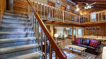 Een smart-tv, een open haard en boeken