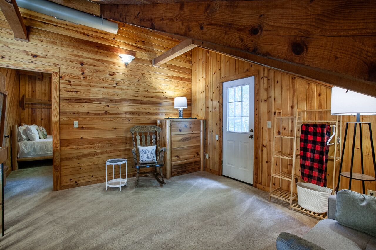 4 habitaciones, escritorio y tabla de planchar con plancha 