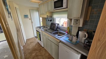 Rumah | Dapur pribadi | Lemari es, microwave, oven, dan kompor