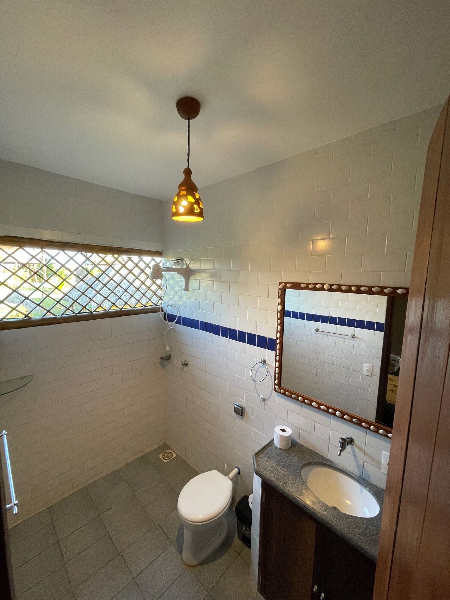 Dusj, håndklær, såpe og toalettpapir