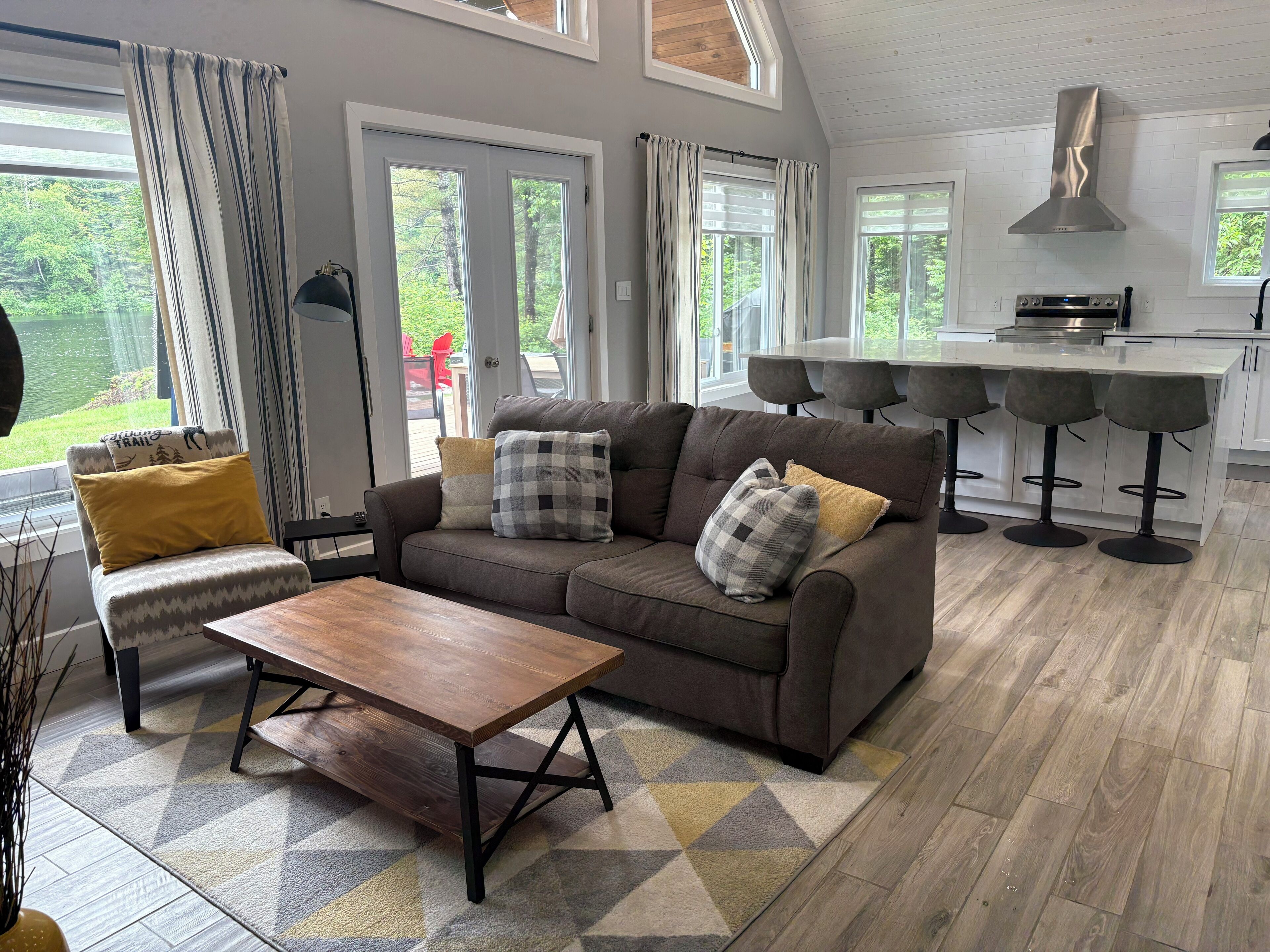 Een smart-tv, een open haard, een muziekbibliotheek en een stereo