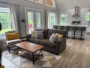 Smart TV, fireplace, music library, stereo - Beautiful 4 Season Cottage-Sauna,Canoe Kayaks,Paddleboard (Mansfield)