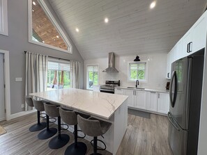 Fridge, microwave, oven, stovetop - Beautiful 4 Season Cottage-Sauna,Canoe Kayaks,Paddleboard (Mansfield)