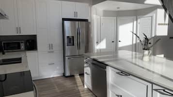 Refrigerador, microondas, horno, placa de cocina
