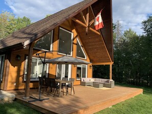 Outdoor dining - Beautiful 4 Season Cottage-Sauna,Canoe Kayaks,Paddleboard (Mansfield)