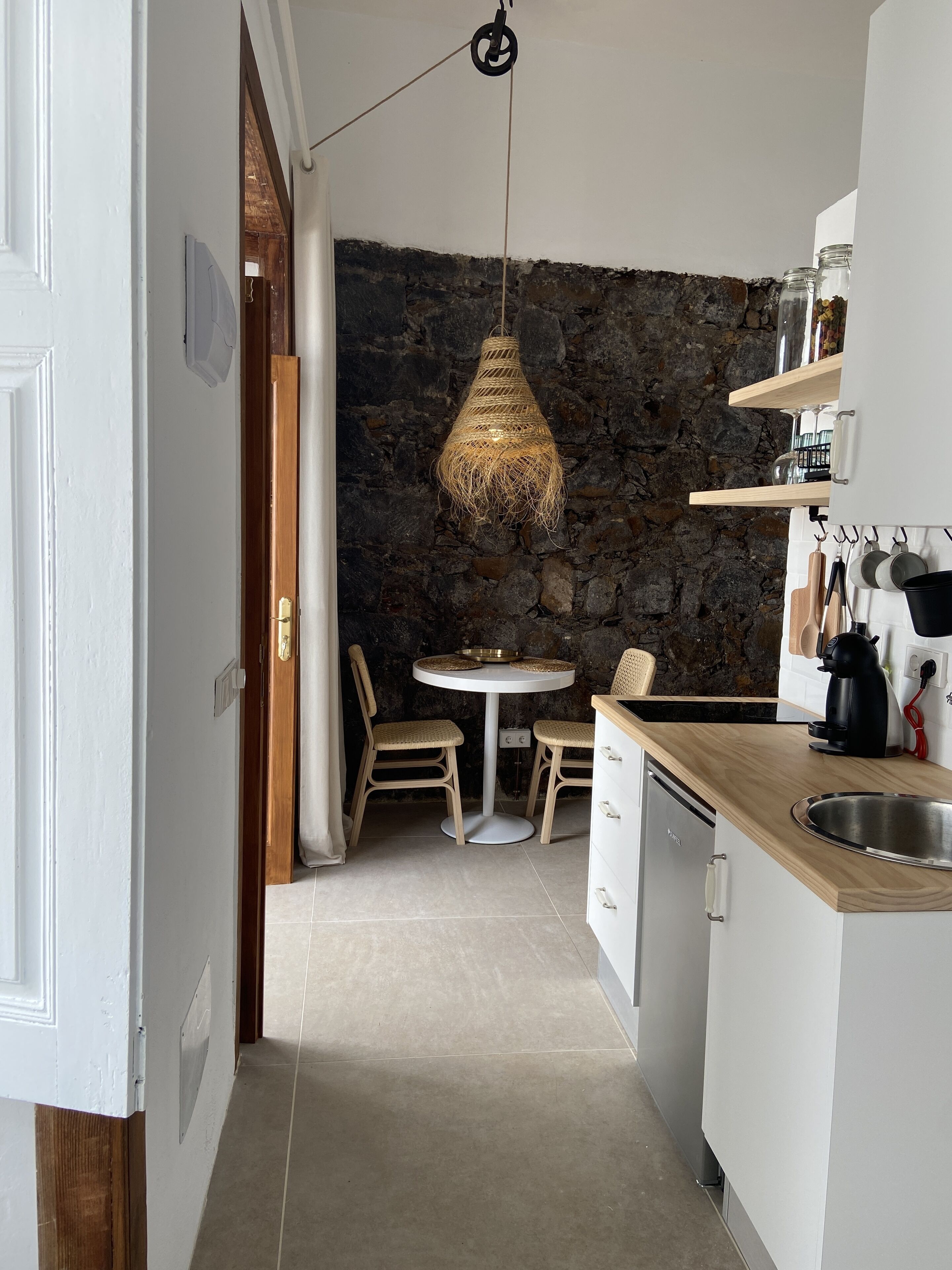 Een koelkast, een microgolfoven, een kookplaat