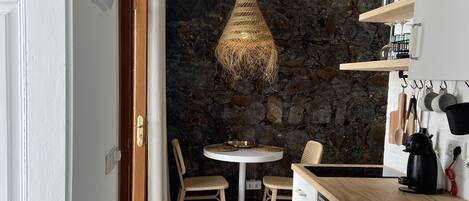 Een koelkast, een microgolfoven, een kookplaat