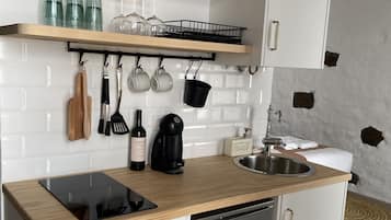 Kühlschrank, Mikrowelle, Herdplatte, Wasserkocher mit Kaffee-/Teezubehör