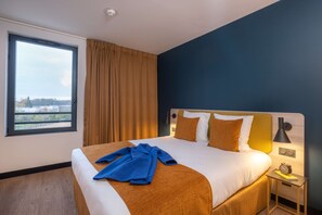 Escritorio, espacio para trabajar con laptop y insonorización 