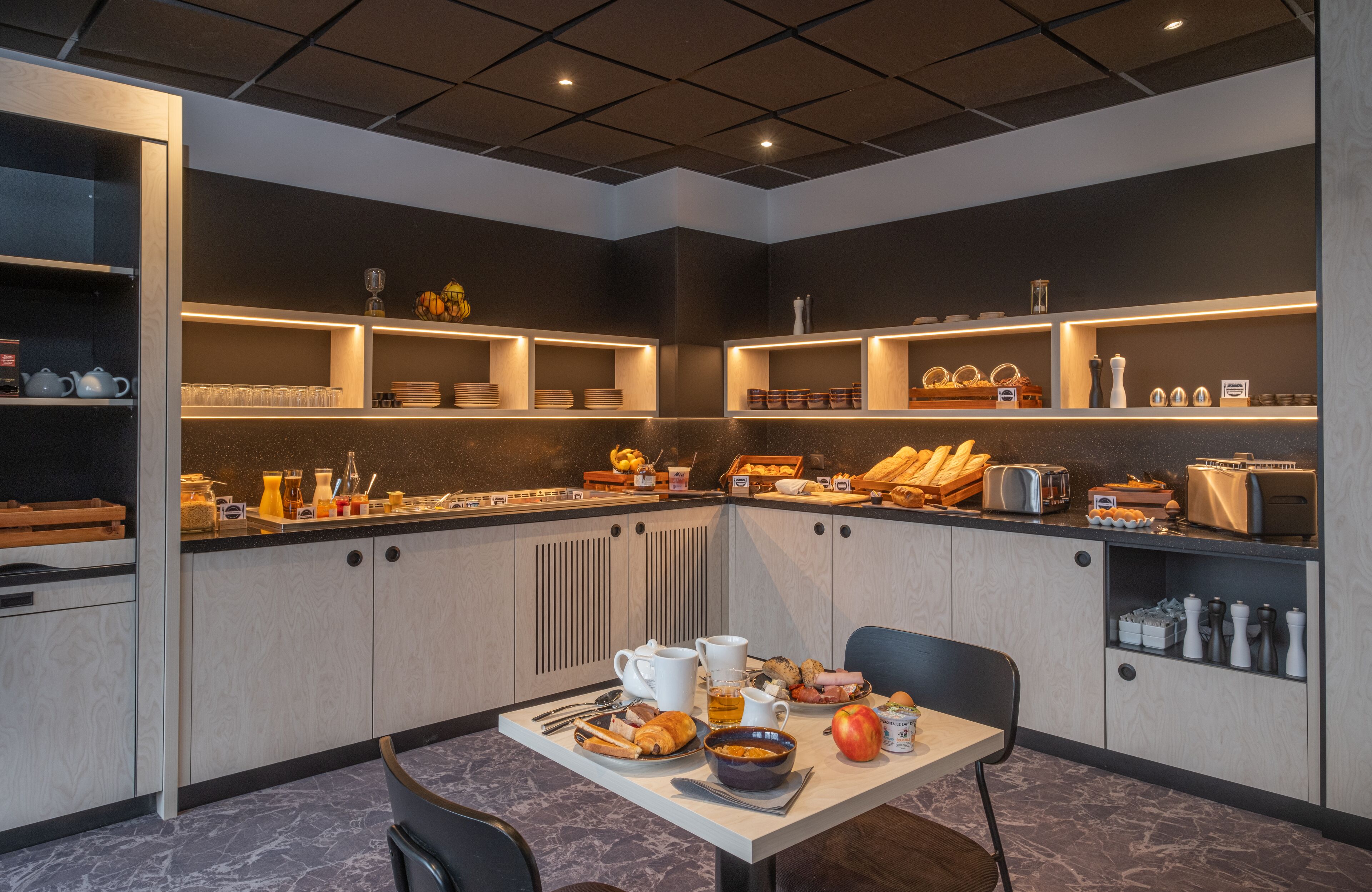 每日供應吃到飽早餐 (每人 EUR14)