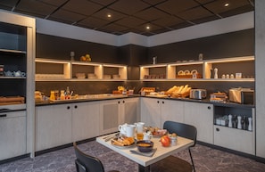 Desayuno buffet todos los días (EUR 14.90 por persona) 