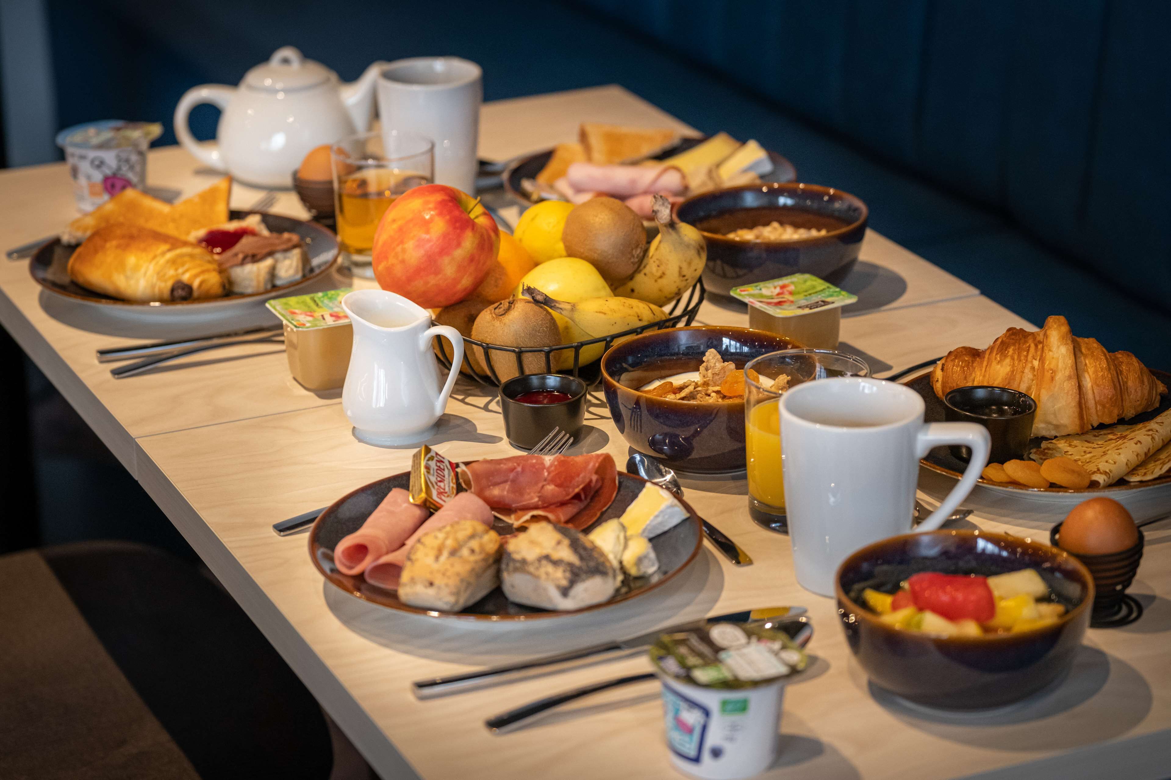 Un buffet de petit-déjeuner proposant une variété de plats et de boissons.